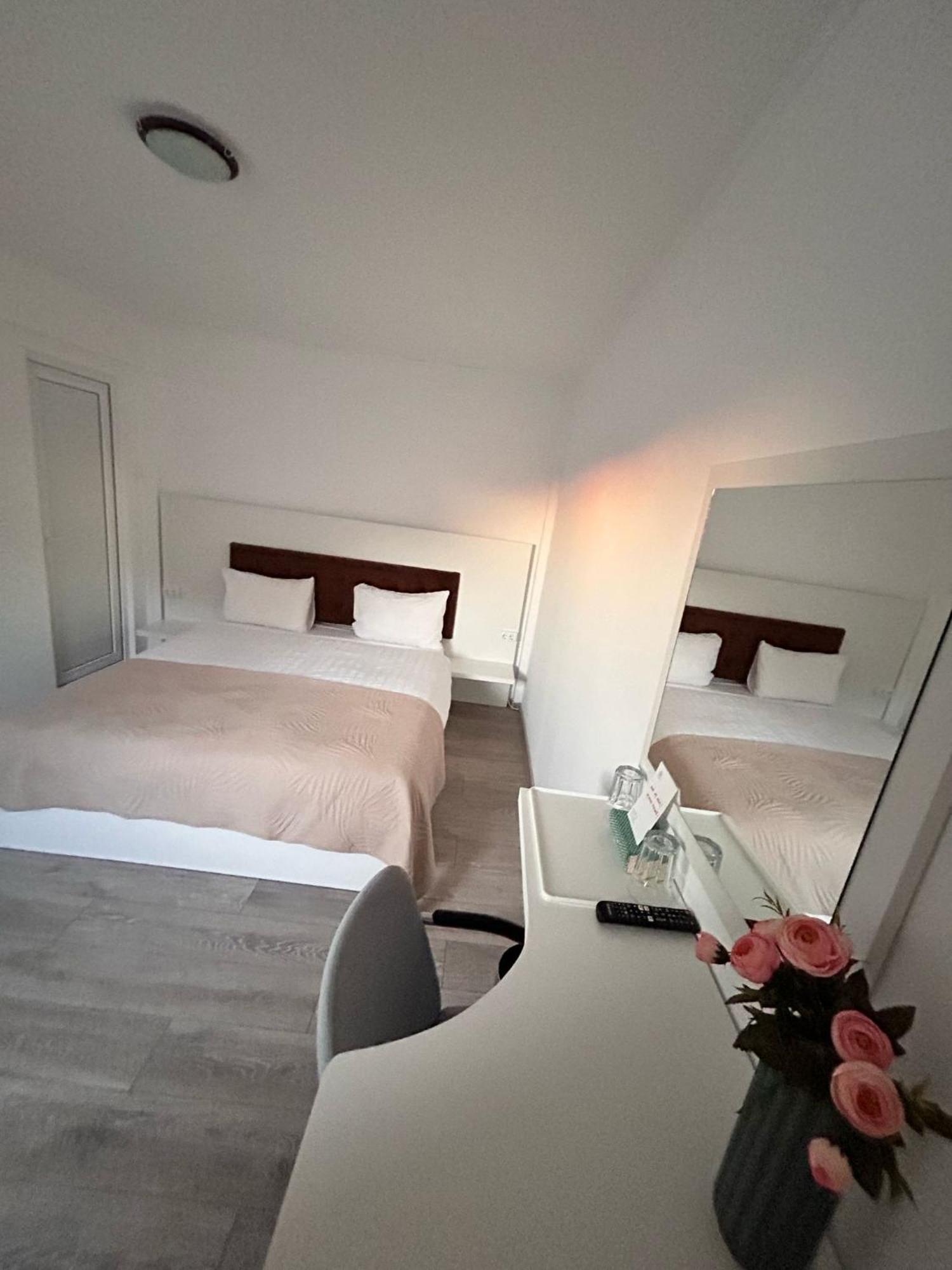 Hotel Casa Irina 2Mai à Două Mai Extérieur photo
